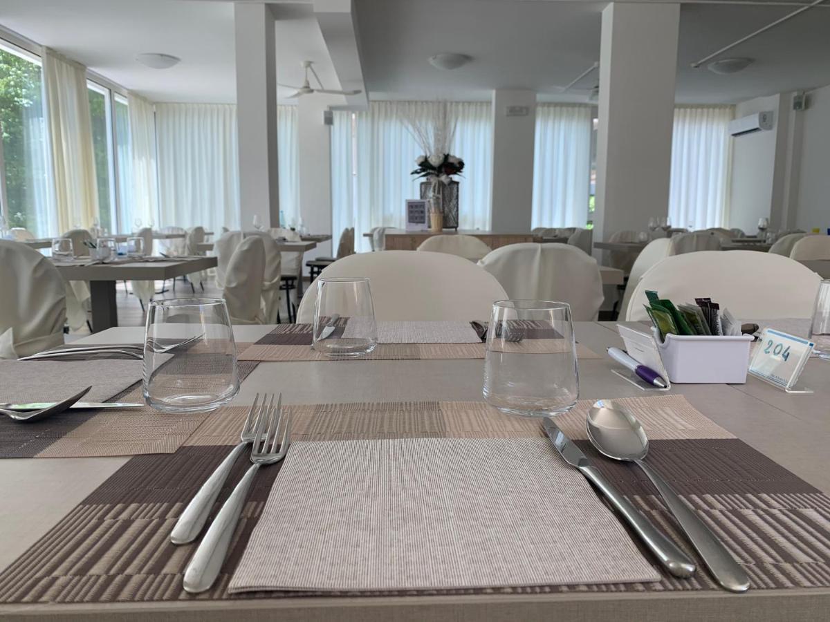 Hotel Carmen Riccione Exteriör bild